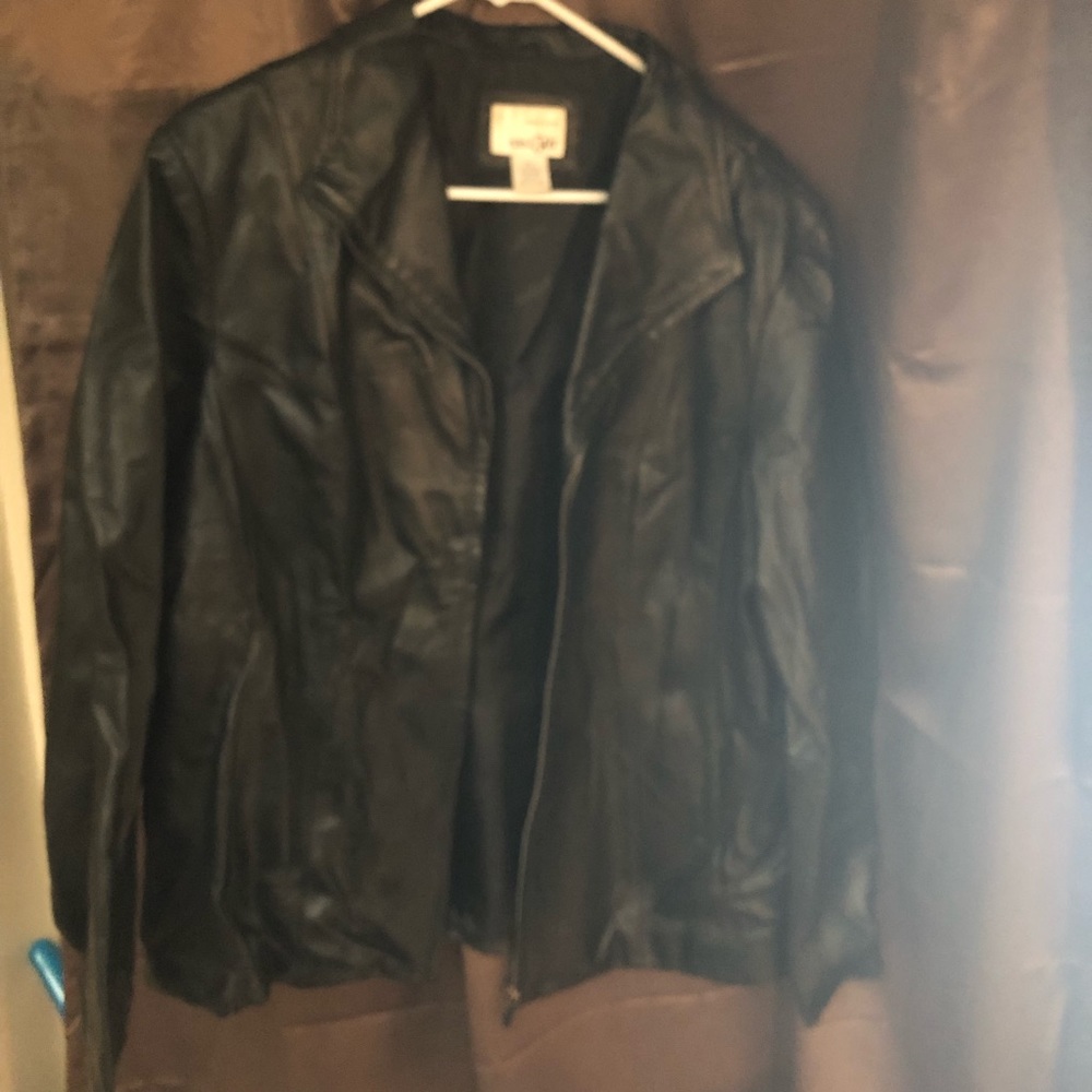 Woman’s Ginuwine black leather jacket size 1X